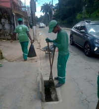 Prefeitura intensifica limpeza preventiva de bueiros, canaletas e bocas de lobo