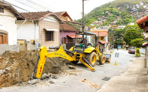 Prefeitura faz reparo em rede pluvial no Centro