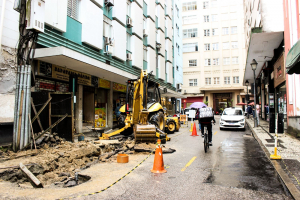 Prefeitura faz conserto de rede pluvial no Centro