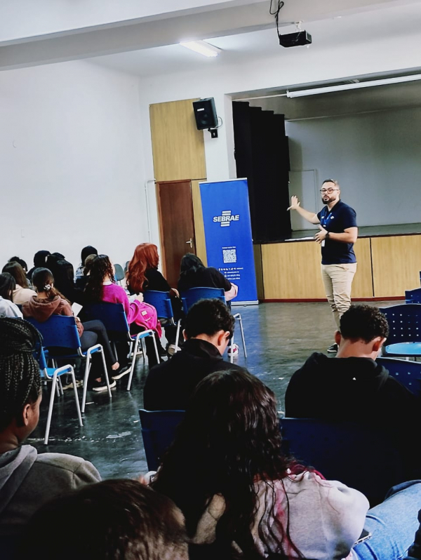 Prefeitura, Sebrae e CIEE iniciam projeto Papo de Futuro com debate sobre trabalho, escolhas e oportunidades
