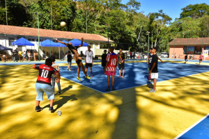 Prefeitura reforma quadra de Araras