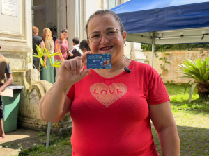 Prefeitura inicia entrega dos novos cartões do programa Cesta Cheia, Família Feliz