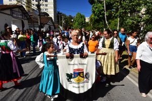 Ruas do Centro Histórico ficam lotadas no primeiro desfile folclórico da 35ª Bauernfest