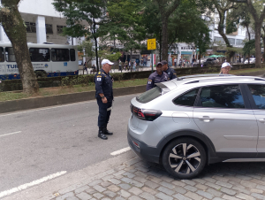 Guarda Civil faz ação para orientar motoristas sobre estacionamento em áreas da Rua do Imperador