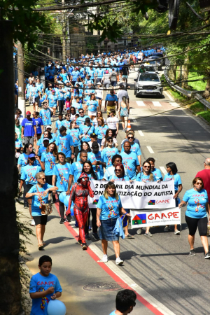 Caminhada Azul reúne centenas de pessoas na Barão do Rio Branco