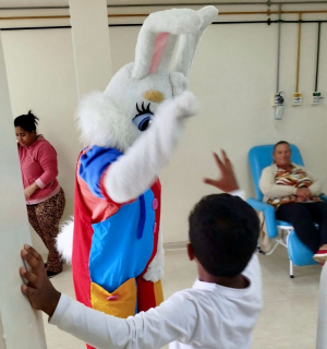 Crianças internadas no Hospital Alcides Carneiro recebem a visita do Coelho da Páscoa
