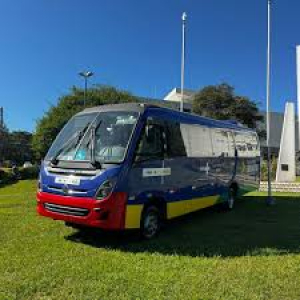 Petrópolis recebe micro-ônibus para reforçar transporte de pacientes do SUS