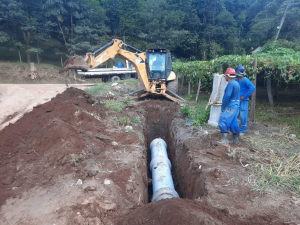 Estrada no Brejal, na Posse, recebe serviços de drenagem