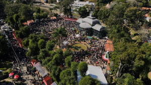 Último fim de semana da Bauernfest 2025 tem ruas lotadas com desfile folclórico e recorde de ônibus de turismo