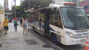 Ônibus da Guarda Civil é instalado no Terminal do Centro e agentes prendem suspeito com drogas e dinheiro