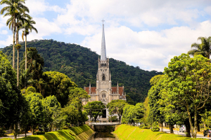 Petrópolis celebra 183 anos com homenagens e bolo na Praça Dom Pedro