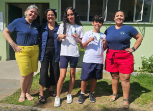 Da esquerda para a direita: Letícia Bade Orientadora Escolar, professora Rosemere, Júlia Siqueira Machado, Bernardo Dias Lamela e Marcela Cardozo Diretora Geral.