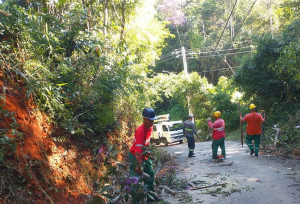 Prefeitura dá pronta resposta às chuvas com ações de limpeza na Estrada das Arcas, União e Indústria, Rio de Corrêas e força-tarefa em Nogueira