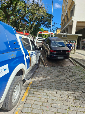 Guarda Civil Municipal reboca veículo por estacionamento irregular no Centro