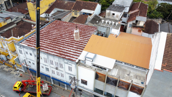 Ar-condicionado central do Theatro Dom Pedro é levado para local de instalação
