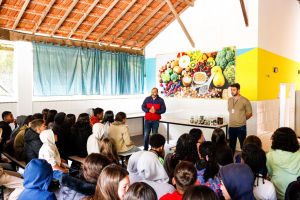Prefeitura promove conscientização sobre animais peçonhentos em escolas do distrito da Posse