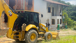 Prefeitura promove demolição de construções em terreno destinado a projetos habitacionais na Estrada da Saudade