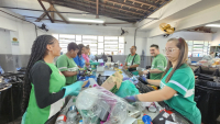 Prefeitura já coletou mais de 400 toneladas de recicláveis e mais de mil litros de óleo em 2025