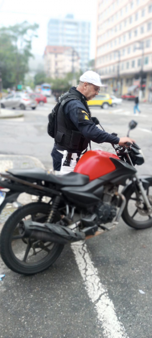 Guarda Civil Municipal constata série de irregularidades e moto é rebocada no Centro