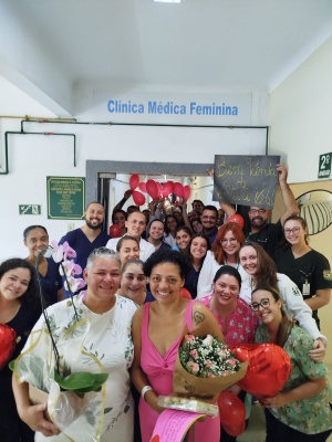 Alta de paciente do Hospital Alcides Carneiro é comemorada pela equipe médica