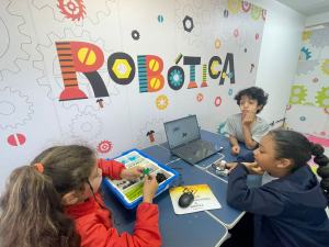 Prefeitura amplia acesso à educação tecnológica e inaugura sala de robótica na Escola Municipal Duque de Caxias