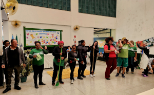 Prefeitura promove teatro e ações educativas sobre meio ambiente e valorização das profissões nas escolas