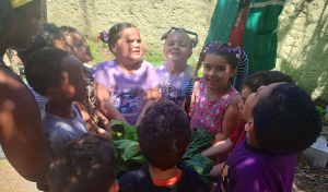 Estudantes participam de colheita na horta didática da Escola Almirante Tamandaré