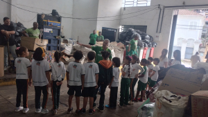 Estudantes do Colégio Ipac conhecem processo de reciclagem e produção de vassouras em visita educativa