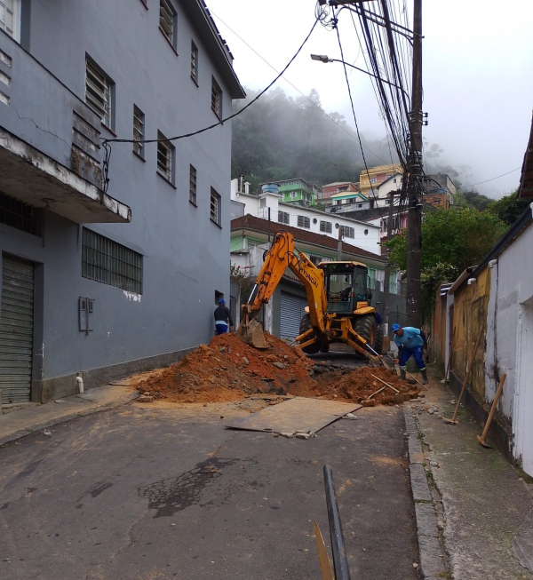 Prefeitura realiza intervenção emergencial em sistema de drenagem após afundamento de via na entrada da Rua Primeiro de Maio