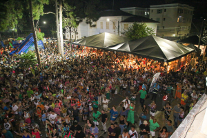 Abertura oficial da Folia Imperial: bateria da Estação Primeira de Mangueira agita o primeiro dia da festa na cidade