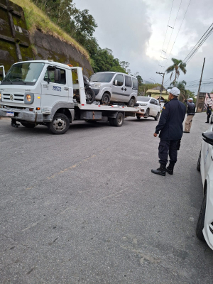 Operação conjunta entre Prefeitura e PM combate transporte clandestino e irregularidades no Alto da Serra