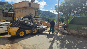 Mais de 420 toneladas de entulho são recolhidas em grande operação de limpeza urbana em Petrópolis