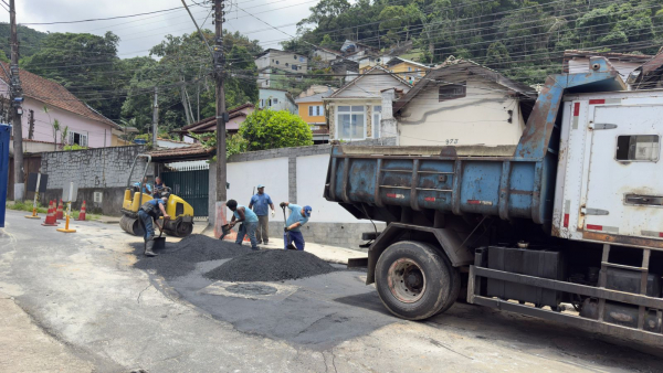 Prefeitura faz aplicação de asfalto, concluiu obra na Rua Santos Dumont e libera trânsito no local