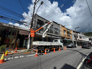 Prefeitura cobra e cabos sem utilização começam a ser retirados na Rua Teresa