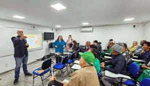 Prefeitura promove palestra sobre direitos do consumidor e violência financeira contra idosos para funcionários da Comdep