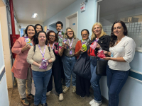 Bebês prematuros recebem polvo de crochê feito por artesãs da cidade