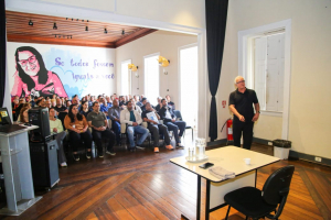 Profissionais de Educação Física são homenageados na Casa da Educação