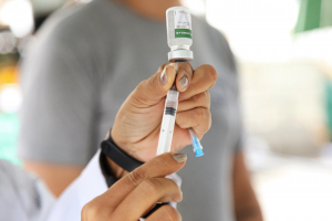 Prefeitura vacina mais de 100 pessoas em ação na feira livre do Centro