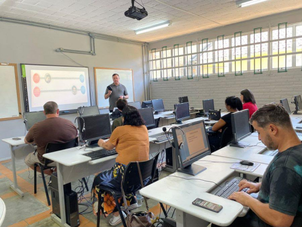 Prefeitura oferece curso de operador de computadores em parceria com a Firjan Senai Petrópolis