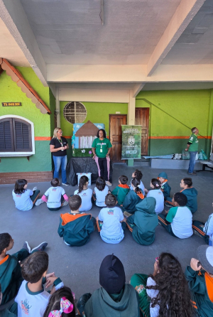 Prefeitura promove ação de educação ambiental com troca de garrafas pet por vassouras ecológicas em escol