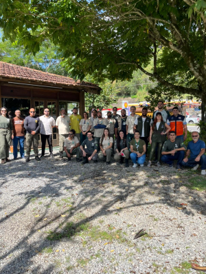 Ação educativa em Secretário e Itaipava visa conscientizar população sobre impactos ambientais do descarte incorreto de lixo