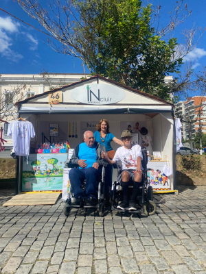 Prefeitura e ONG Incluir distribuem coletores de óleo para barracas da 35ª Bauernfest