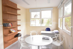 Prefeitura entrega enfermaria reformada no Hospital Alcides Carneiro