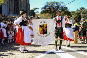 Bauernfest: primeiro desfile típico lota as ruas do Centro