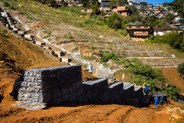 Prefeitura avança com as obras de drenagem e contenções no Morro da Oficina
