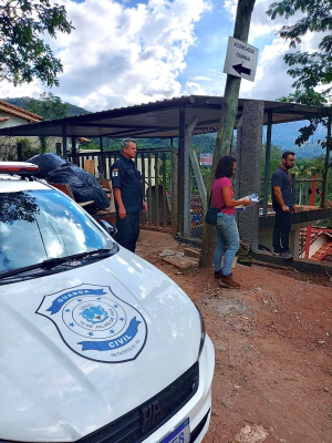Dois homens são conduzidos para delegacia por manter serviço de instalação de antena de telefonia em Itaipava mesmo com obra embargada