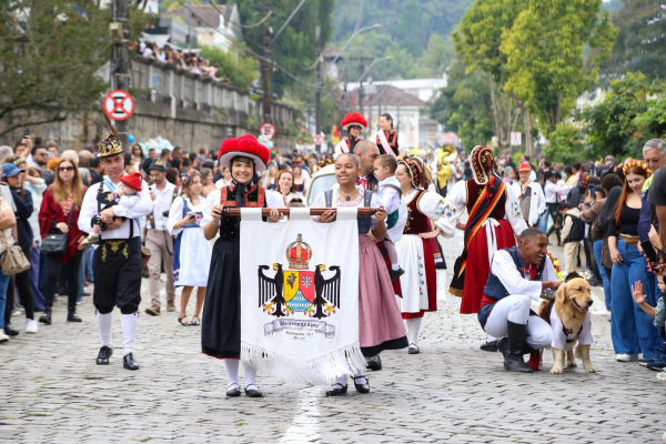 Desfile típico acontece neste domingo (5/7), último dia da Bauernfest