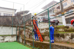 Prefeitura instala iluminação na quadra esportiva da comunidade do Campinho, na Vila Felipe