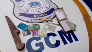 Ação do Grupamento de Cães da Guarda Civil apreende drogas, facas e documentos no Terminal Centro