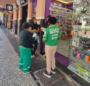 Prefeitura realiza ação de conscientização sobre descarte correto de resíduos no Centro Histórico